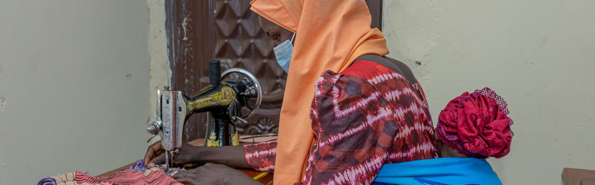 Eine Frau in Nigeria lernt Schneidern, um ihren Lebensunterhalt bestreiten zu können