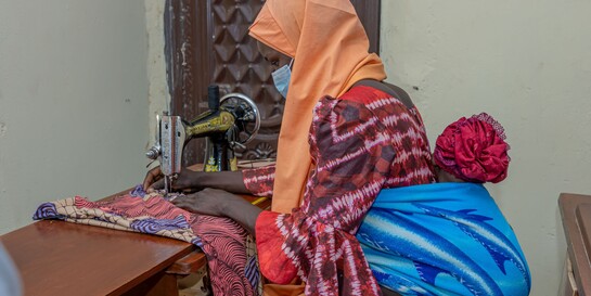 Eine Frau in Nigeria lernt eine berufliche Qualifikation, um ihren Lebensunterhalt bestreiten zu können