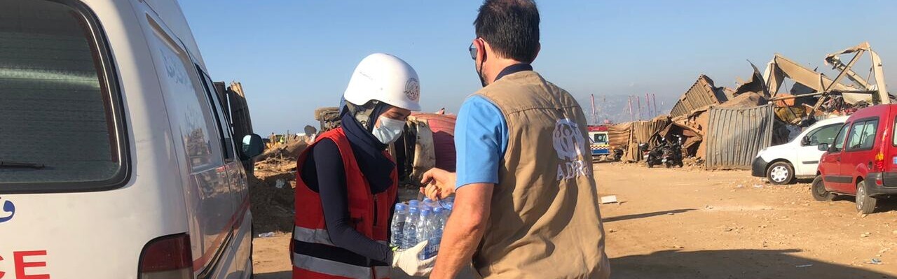 Beirut nach der Explosion: Ein Helfer unserer Bündnisorganisation ADRA im Einsatz