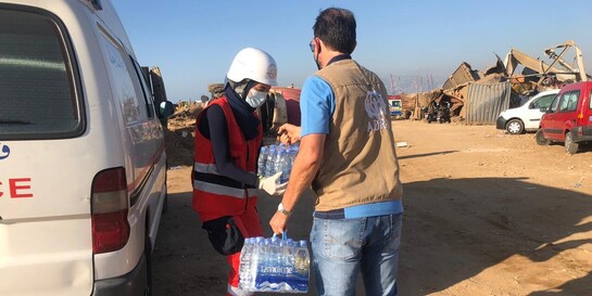 Beirut nach der Explosion: Ein Helfer unserer Bündnisorganisation ADRA im Einsatz