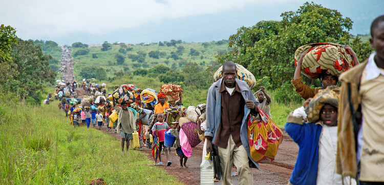 Menschen im Kongo fliehen an einen sicheren Ort
