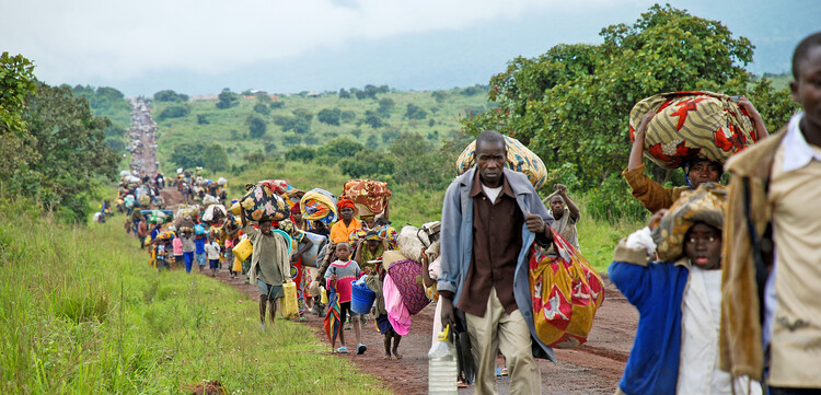 Menschen im Kongo fliehen an einen sicheren Ort Menschen im Kongo fliehen an einen sicheren Ort