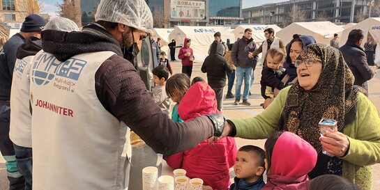 Helfer:innen verteilen Mahlzeiten im Erdbebengebiet