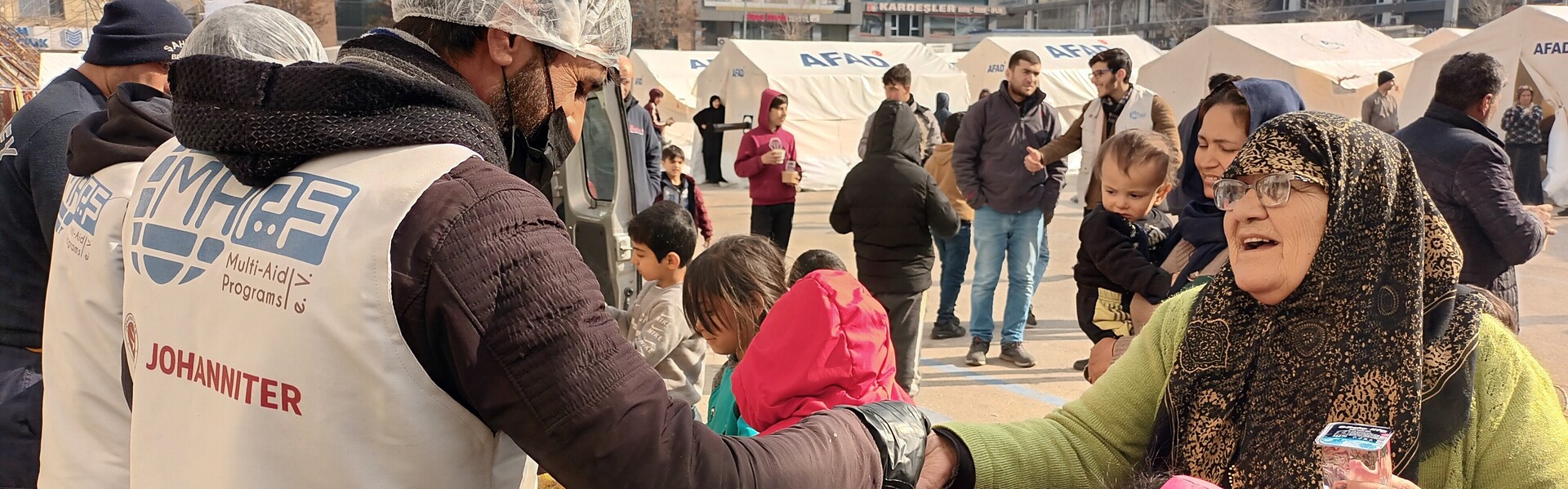 Helfer:innen verteilen Mahlzeiten im Erdbebengebiet