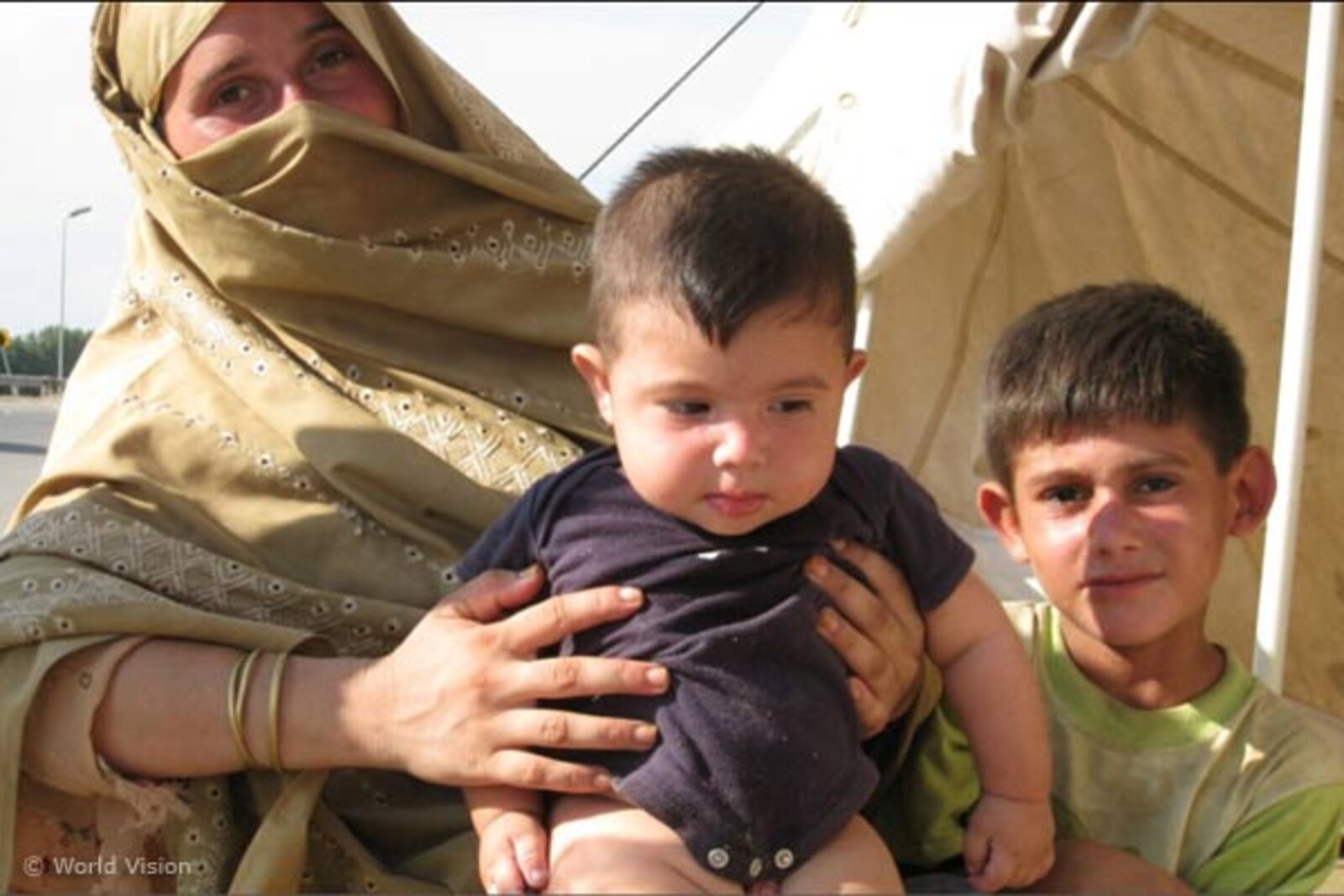 Flut Pakistan: Frau mit zwei Kindern