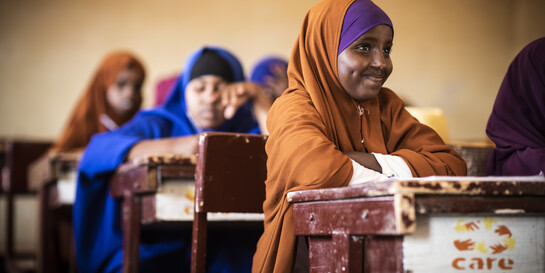 Ein Mädchen aus Somalia sitzt in einer Schulklasse