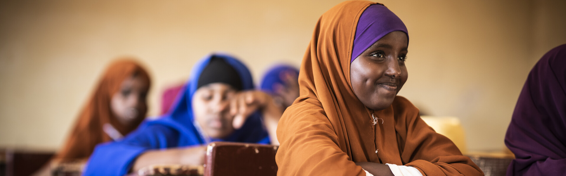 Ein Mädchen aus Somalia sitzt in einer Schulklasse