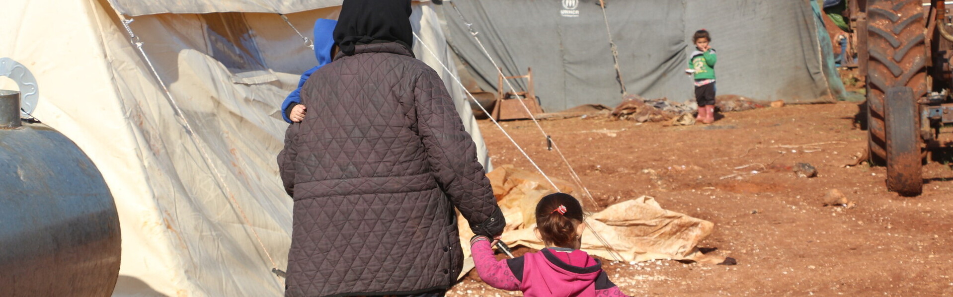 Frau und Kinder in einem Flüchtlingscamp in Syrien