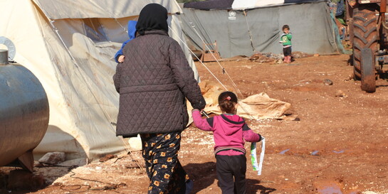 Frau und Kinder in einem Flüchtlingscamp in Syrien