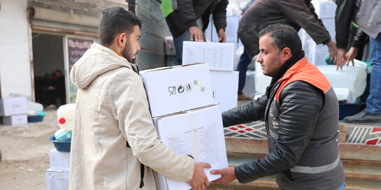 Zwei Helfende von Care bei der Verteilung von Paketen in Syrien (Symbolbild)