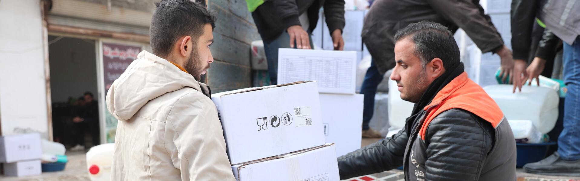 Zwei Helfende von CARE bei der Verteilung von Paketen in Syrien (Symbolbild)