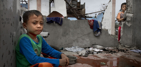 Kinder in einem zerstörten Haus nach Taifun Haiyan 2013. Nun wütete Taifun Mangkhut auf den Philippinen (Archivbild)