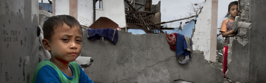 Kinder in einem zerstörten Haus nach Taifun Haiyan 2013. Nun wütete Taifun Mangkhut auf den Philippinen (Archivbild)