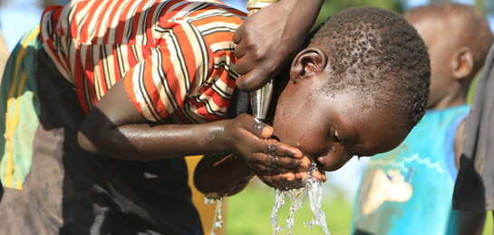 Malteser International versorgt die Flüchtlinge mit sauberem Trinkwasser.