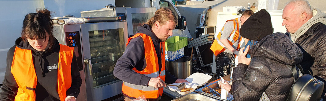 In den Grenzregionen versorgen Hilfsorganisationen die geflüchteten Menschen aus der Ukraine mit Essen