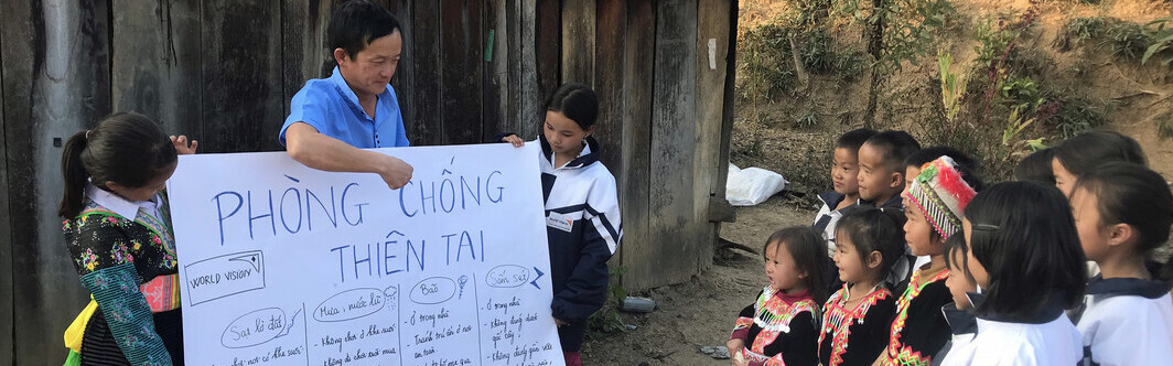 Ein Helfer von World Vision unterrichtet Kinder in Katastrophenvorsorge
