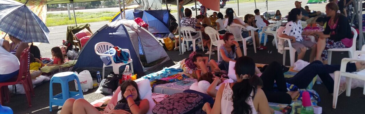 Nach dem Erdbeben in Ecuador verbringen viele Menschen die Nächte aus Angst vor Nachbeben im Freien.