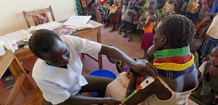 Eine Ärztin kümmert sich in Kenia um unterernährte Menschen