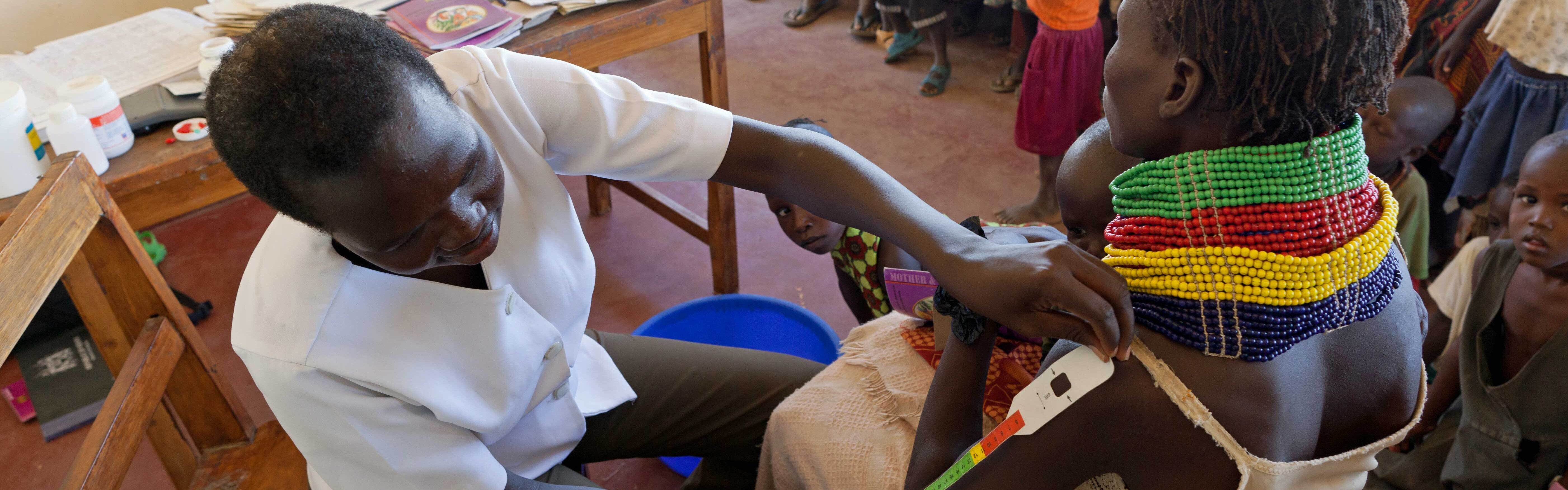 Eine Ärztin kümmert sich in Kenia um unterernährte Menschen