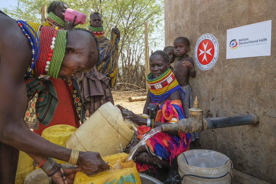 Dürre in Kenia - an der Wasserpumpe erhalten Menschen rettendes Trinkwasser Dürre in Kenia - an der Wasserpumpe erhalten Menschen rettendes Trinkwasser