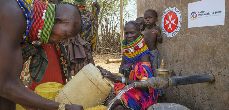 Dürre in Kenia - an der Wasserpumpe erhalten Menschen rettendes Trinkwasser