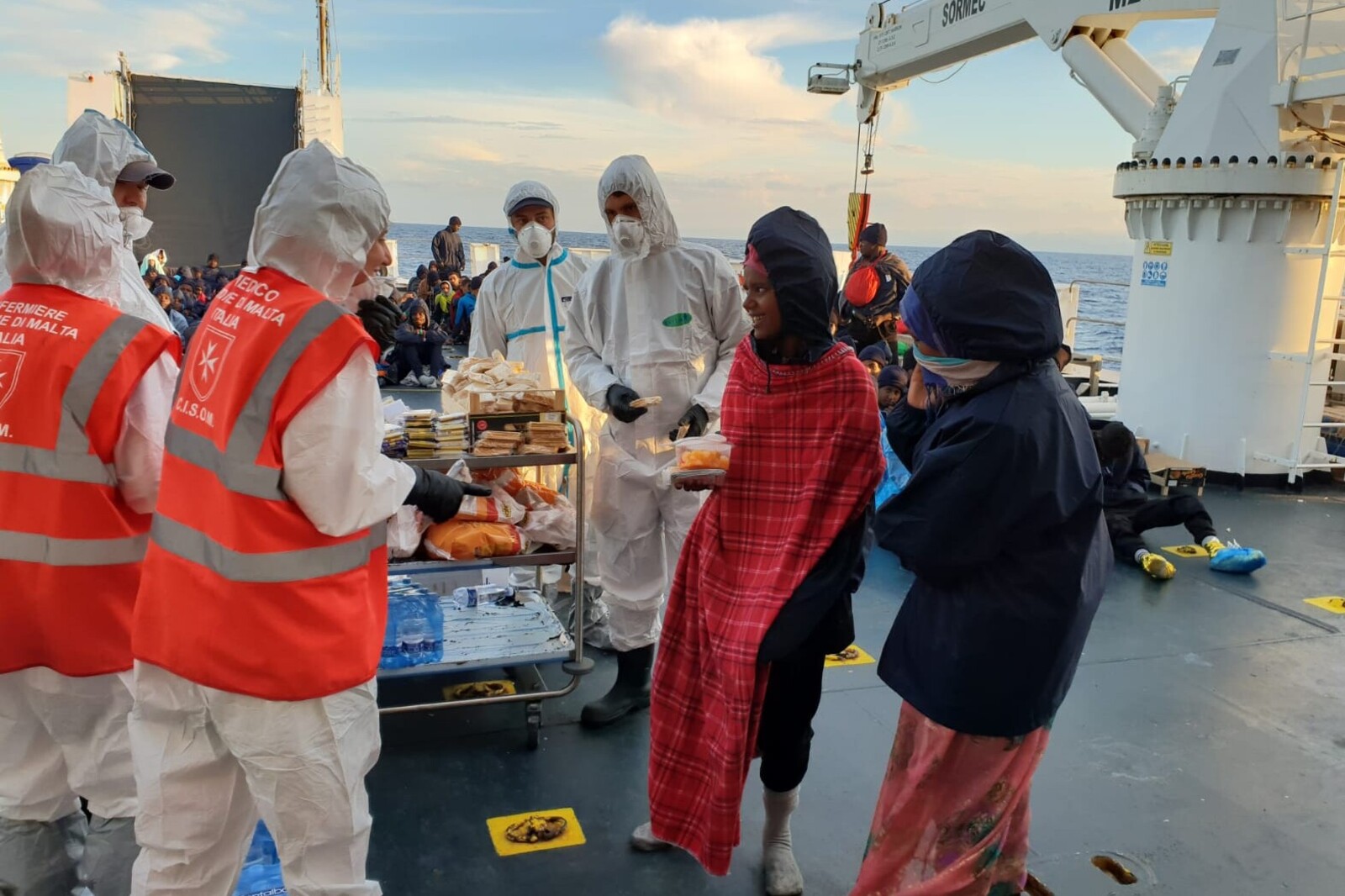 Flüchtlinge werden auf dem Rettungsschiff von Helfern versorgt