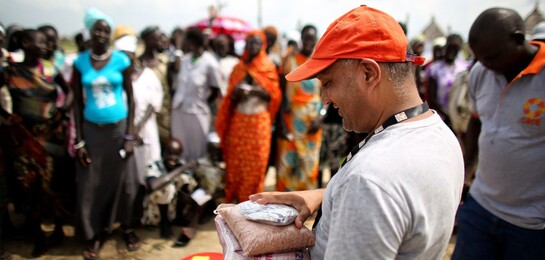 Im Südsudan ist das Bündnis Aktion Deutschland Hilft seit vielen Jahren aktiv - hier untersützt ein Helfer die Menschen dabei, ihr Land zu bewirtschaften