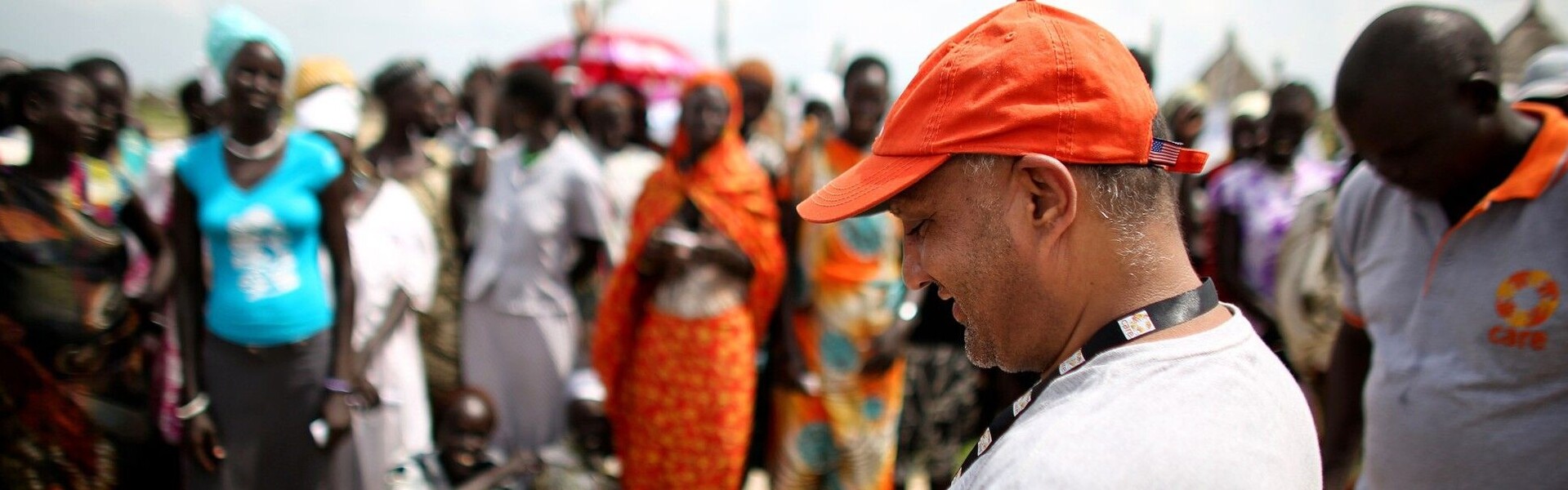 Im Südsudan ist das Bündnis Aktion Deutschland Hilft seit vielen Jahren aktiv - hier untersützt ein Helfer die Menschen dabei, ihr Land zu bewirtschaften