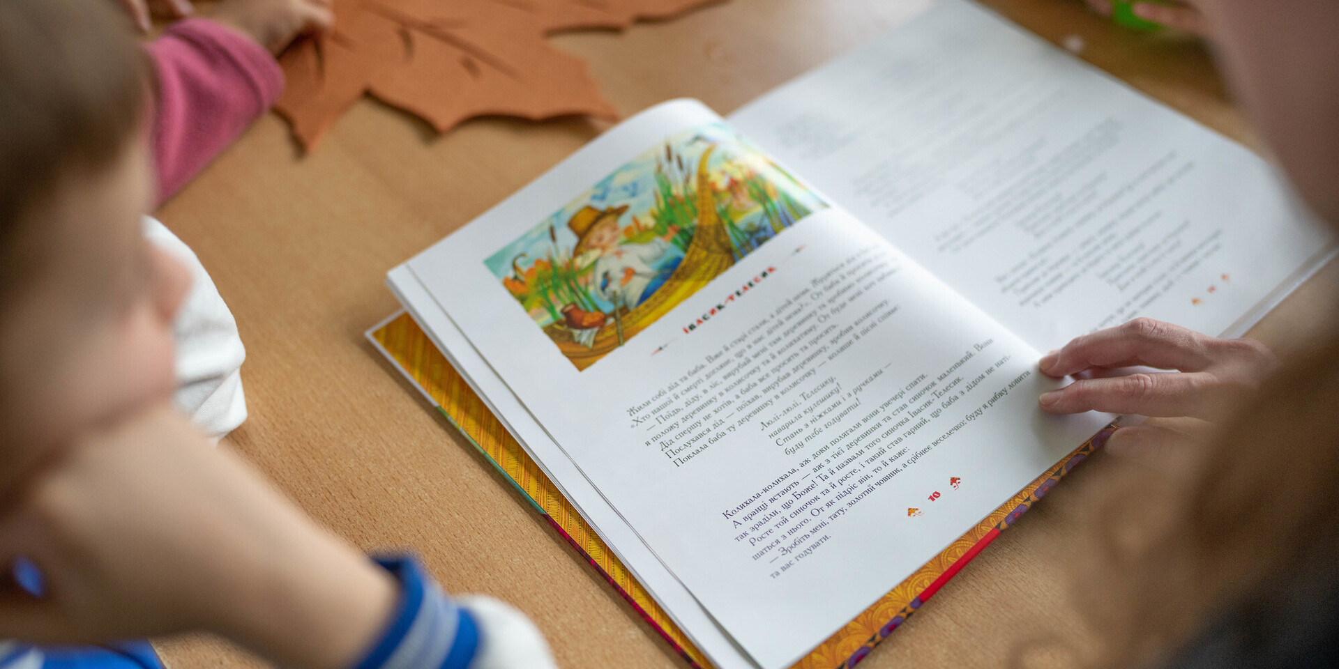 Ehrenamtliche betreuen geflüchtete Kinder aus der Ukraine und lesen ihnen Geschichten vor