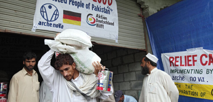 Flut Pakistan: Lebensmittelverteilung arche noVa Flut Pakistan: Lebensmittelverteilung arche noVa