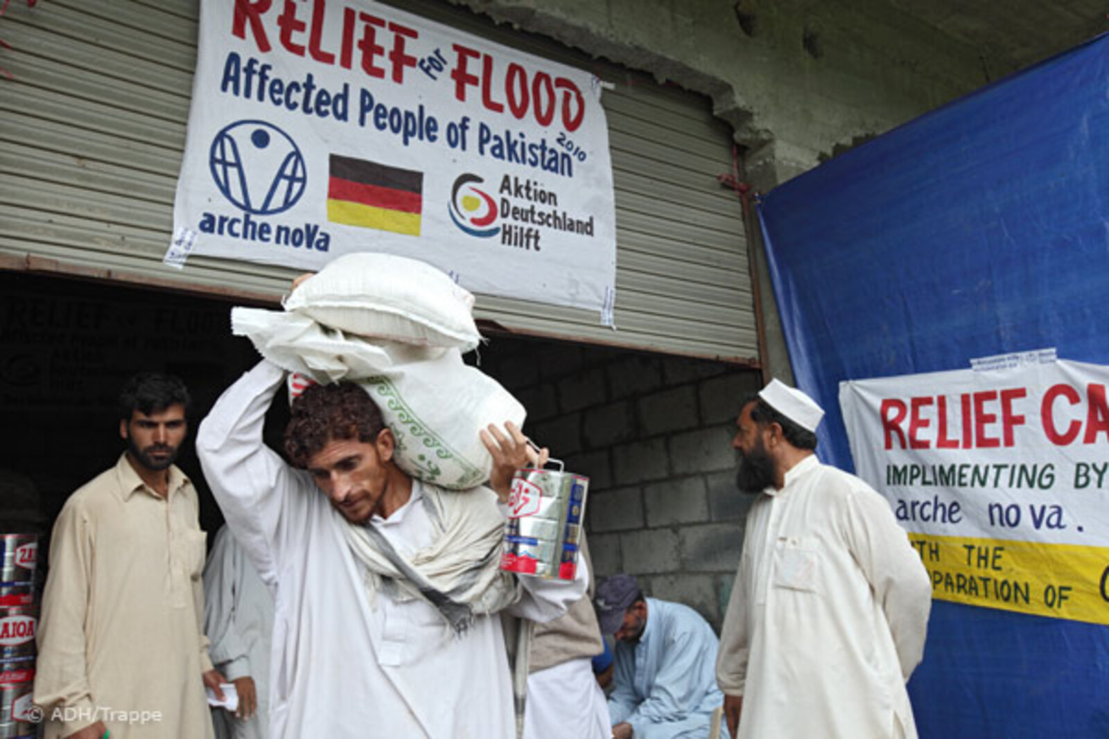 Flut Pakistan: Lebensmittelverteilung arche noVa