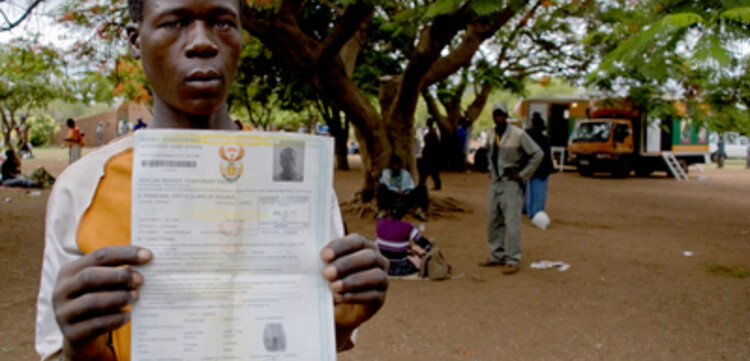 Cholera Simbabwe: Ein Mann zeigt seine Asylpapiere