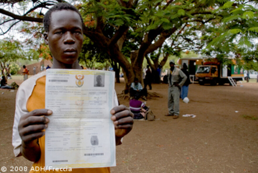 Cholera Simbabwe: Ein Mann zeigt seine Asylpapiere