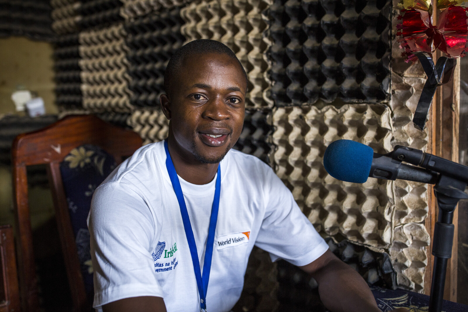Didier Mupitanjia moderiert die Radioshow zur Ebola-Aufklärung