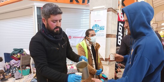 Die Johanniter verteilen gemeinsam mit ihrem Partner MAPs warme Suppen an obdachlos gewordene Menschen in der türkischen Region Gaziantep