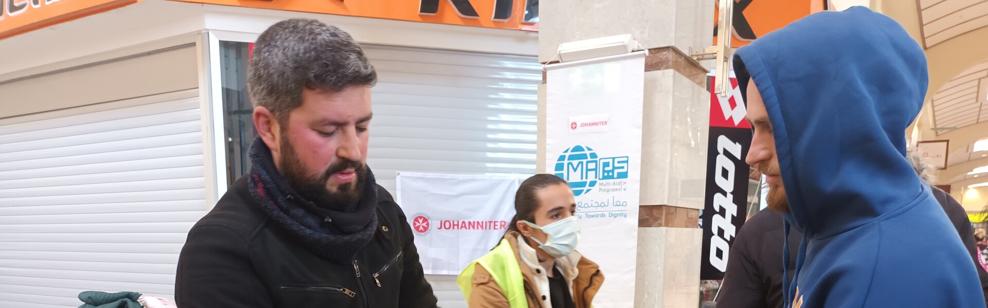 Die Johanniter verteilen gemeinsam mit ihrem Partner MAPs warme Suppen an obdachlos gewordene Menschen in der türkischen Region Gaziantep