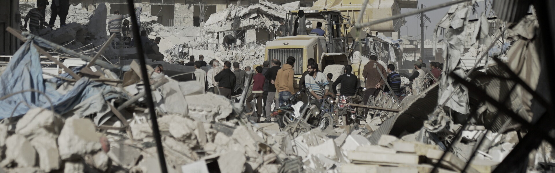 Nach einem Bombenangriff in Idlib: Aufräumarbeiten in einem Wohngebiet 