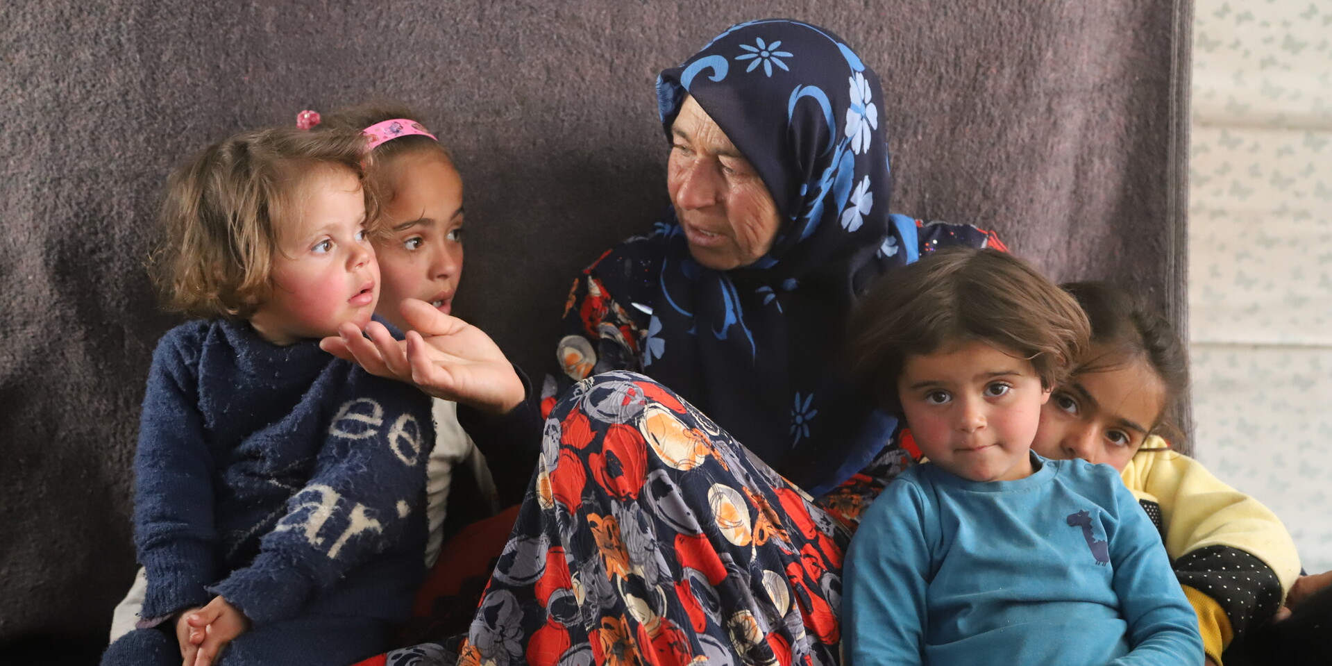 Eine Familie in einem Flüchtlingscamp in Syrien