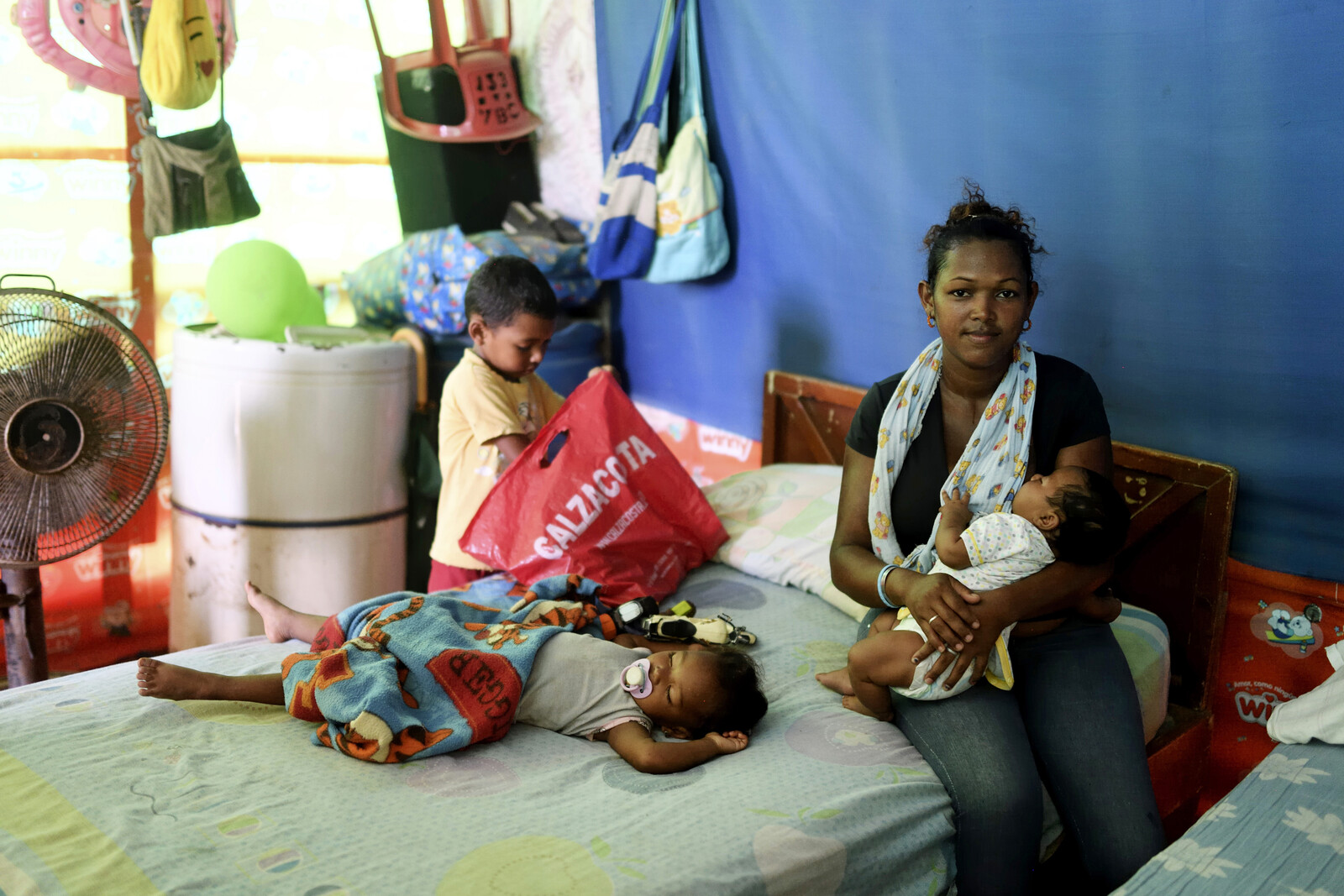 Ana Yibi Contreras mit ihren Kindern in einer Flüchtlingsunterkunft in Kolumbien