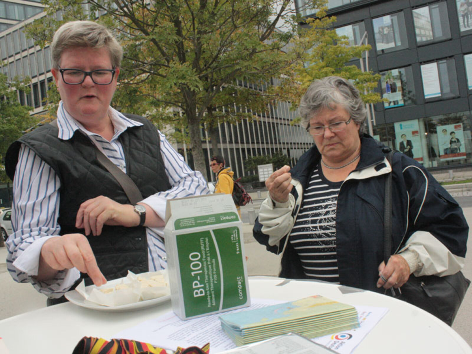 047-800-bs-tour-47 Es fanden sich noch weitere experimentierfreudige Passanten, denen unsere Notfallnahrung letztendlich gar nicht so schlecht schmeckte