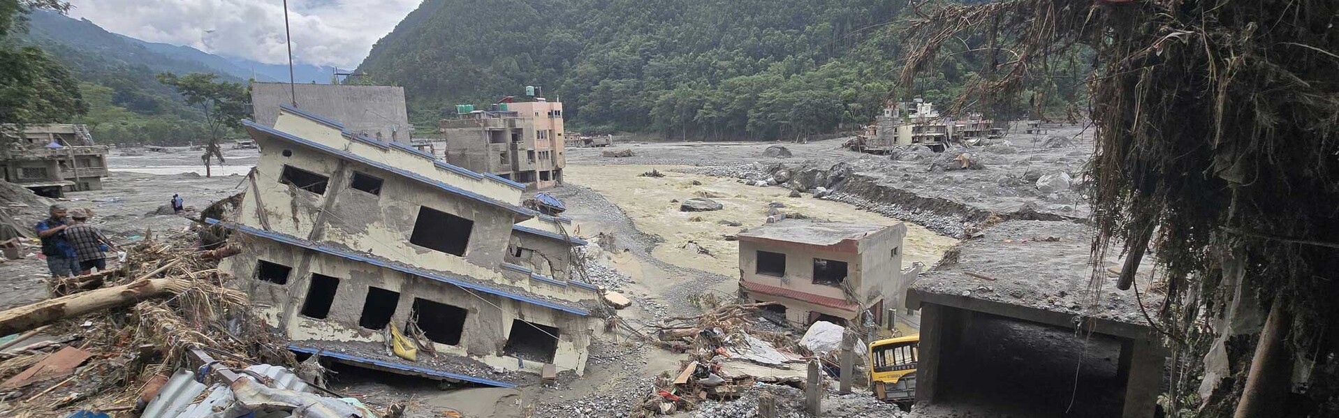 Die Sturzflut hat viele Häuser in Nepal zerstört Die Sturzflut hat viele Häuser in Nepal zerstört