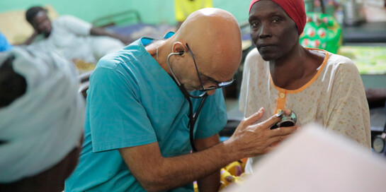 Ein Arzt im Sudan hört eine Patientin ab
