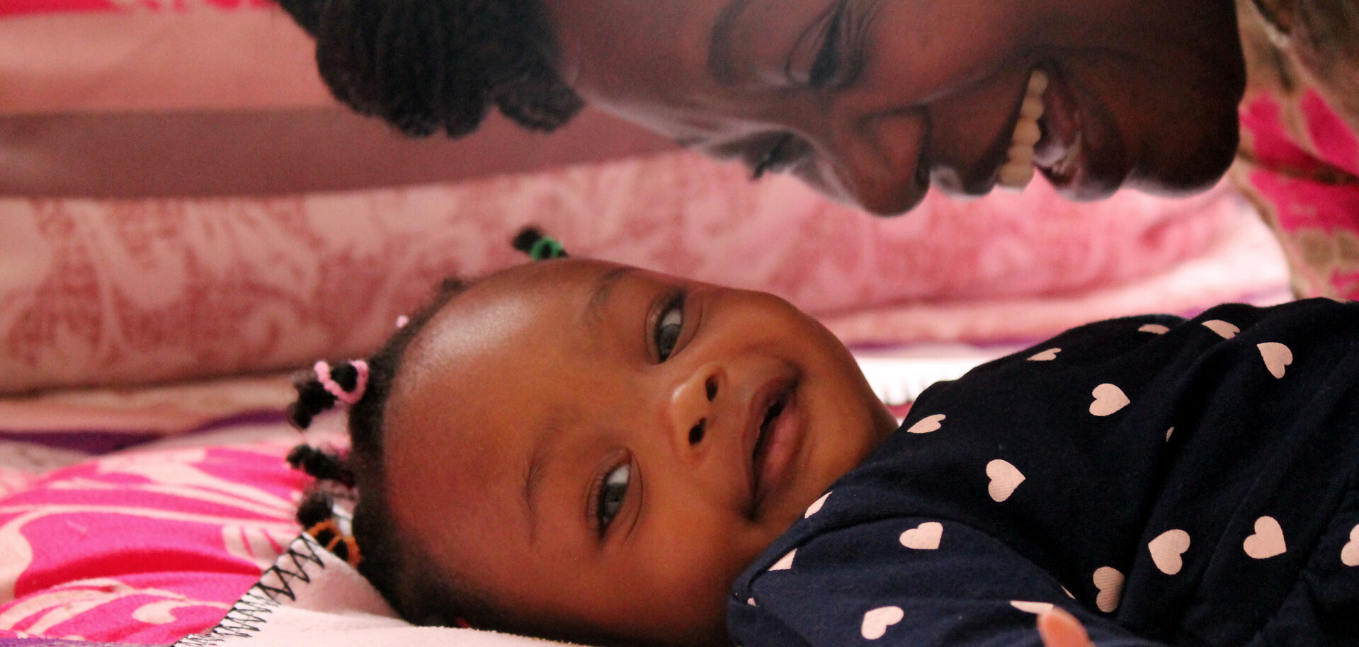 Ein Baby gemeinsam mit seiner Mutter in Kenia Ein Baby gemeinsam mit seiner Mutter in Kenia