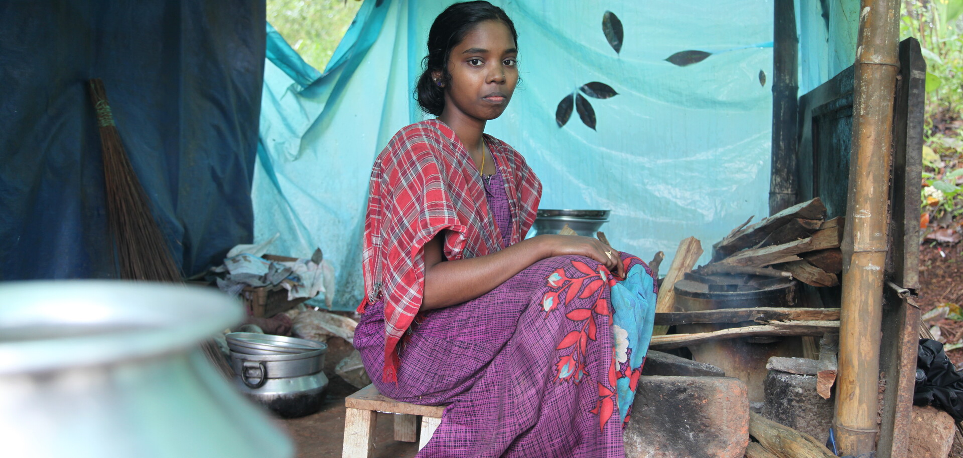Eine Frau in Indien in einer improvisierten Unterkunft Eine Frau in Indien in einer improvisierten Unterkunft