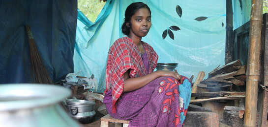 Eine Frau in Indien in einer improvisierten Unterkunft