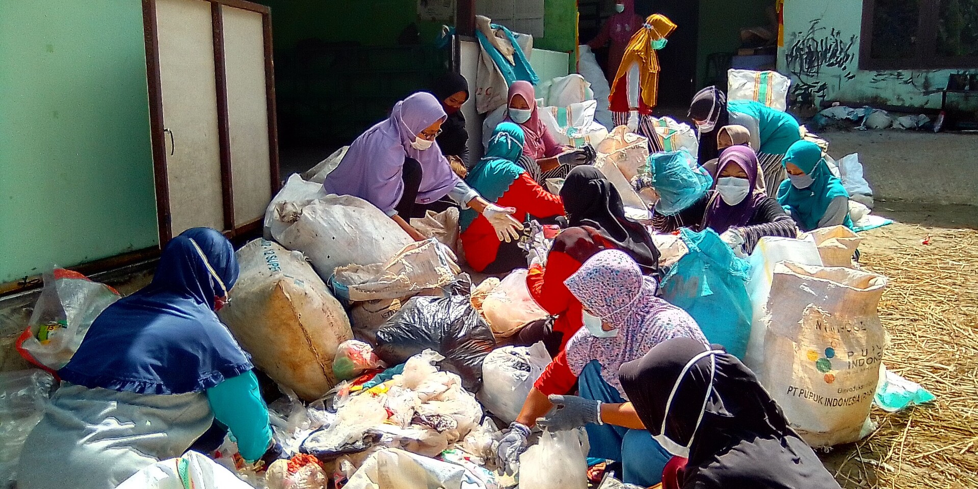 Frauen in Indonesien sortieren in einer Abfallbank den Müll Frauen in Indonesien sortieren in einer Abfallbank den Müll