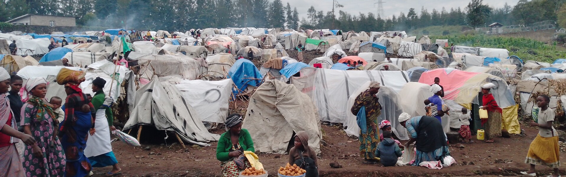 Menschen im Kongo in einem Geflüchtetencamp