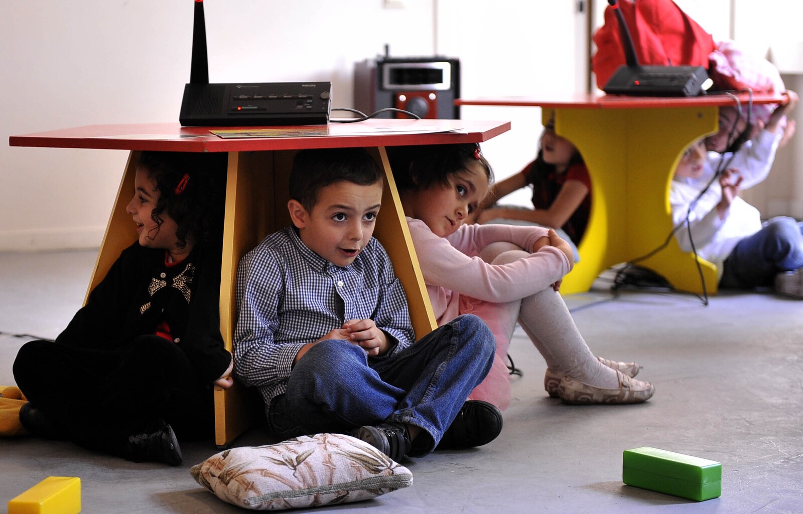 Kinder üben das richtige Verhalten bei Erdbeben. Das kann im Notfall Leben retten.