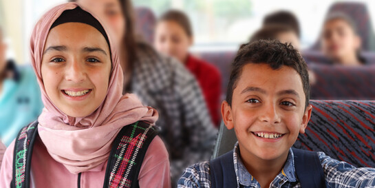 Maram und Mohammad im Schulbus auf dem Weg zur Ghazza-Schule im Libanon