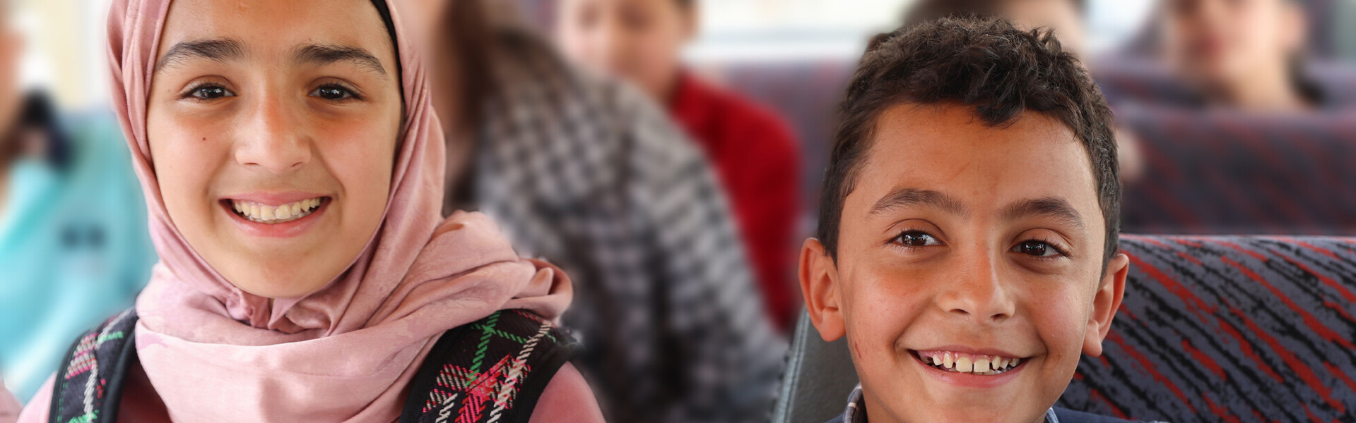 Maram und Mohammad im Schulbus auf dem Weg zur Ghazza-Schule im Libanon